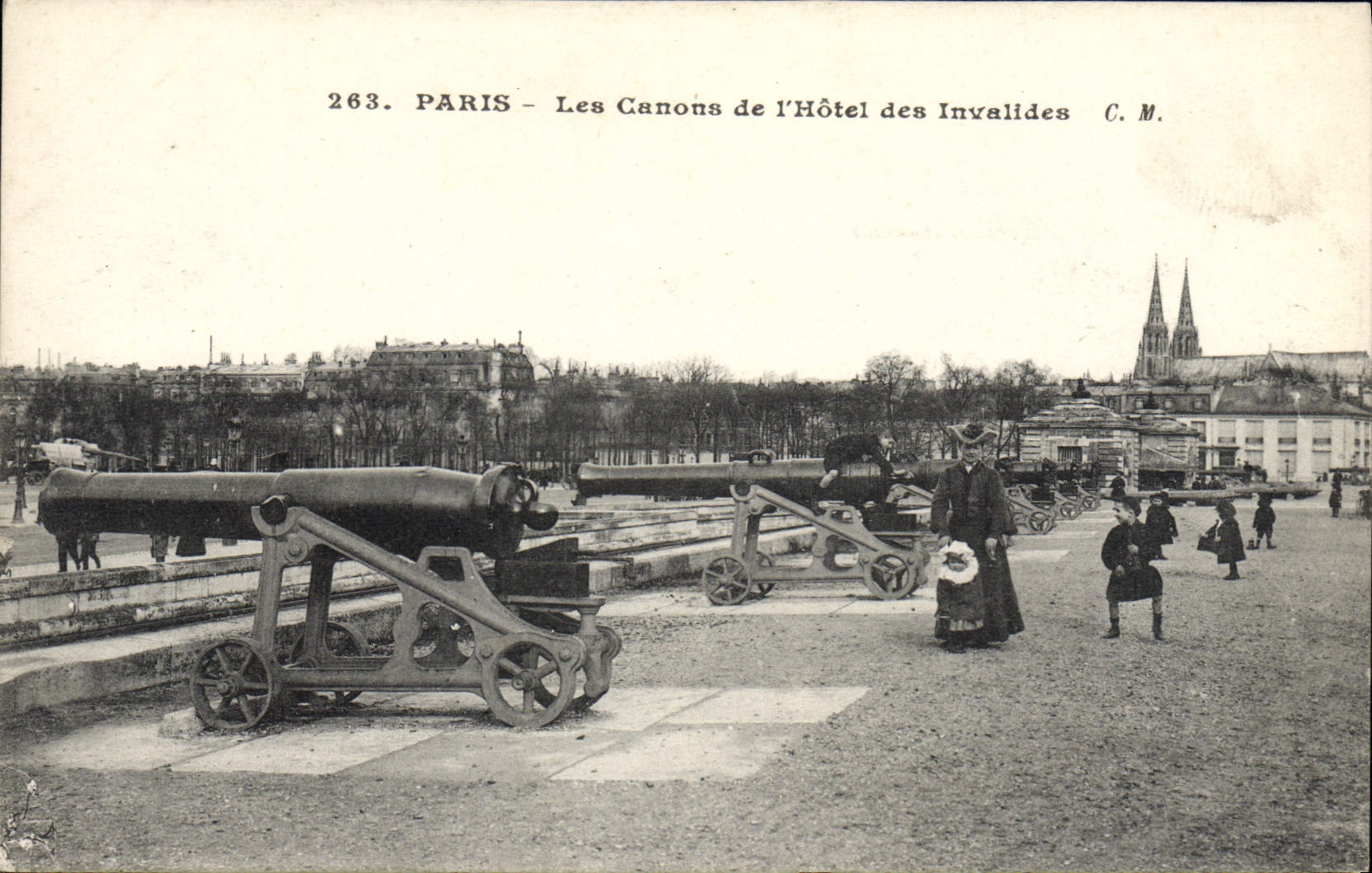 CPA Paris Les Canons De I'Hotel Des Invalides Femme Enfants