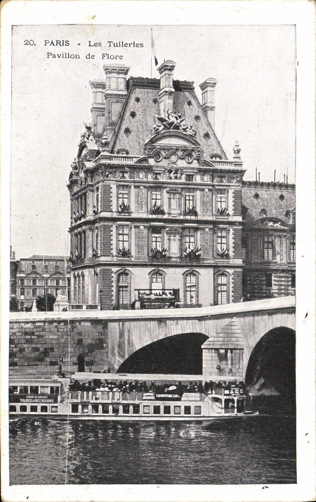 CPA Paris Les Tullerles Pavillion De Flore Bateau peniche
