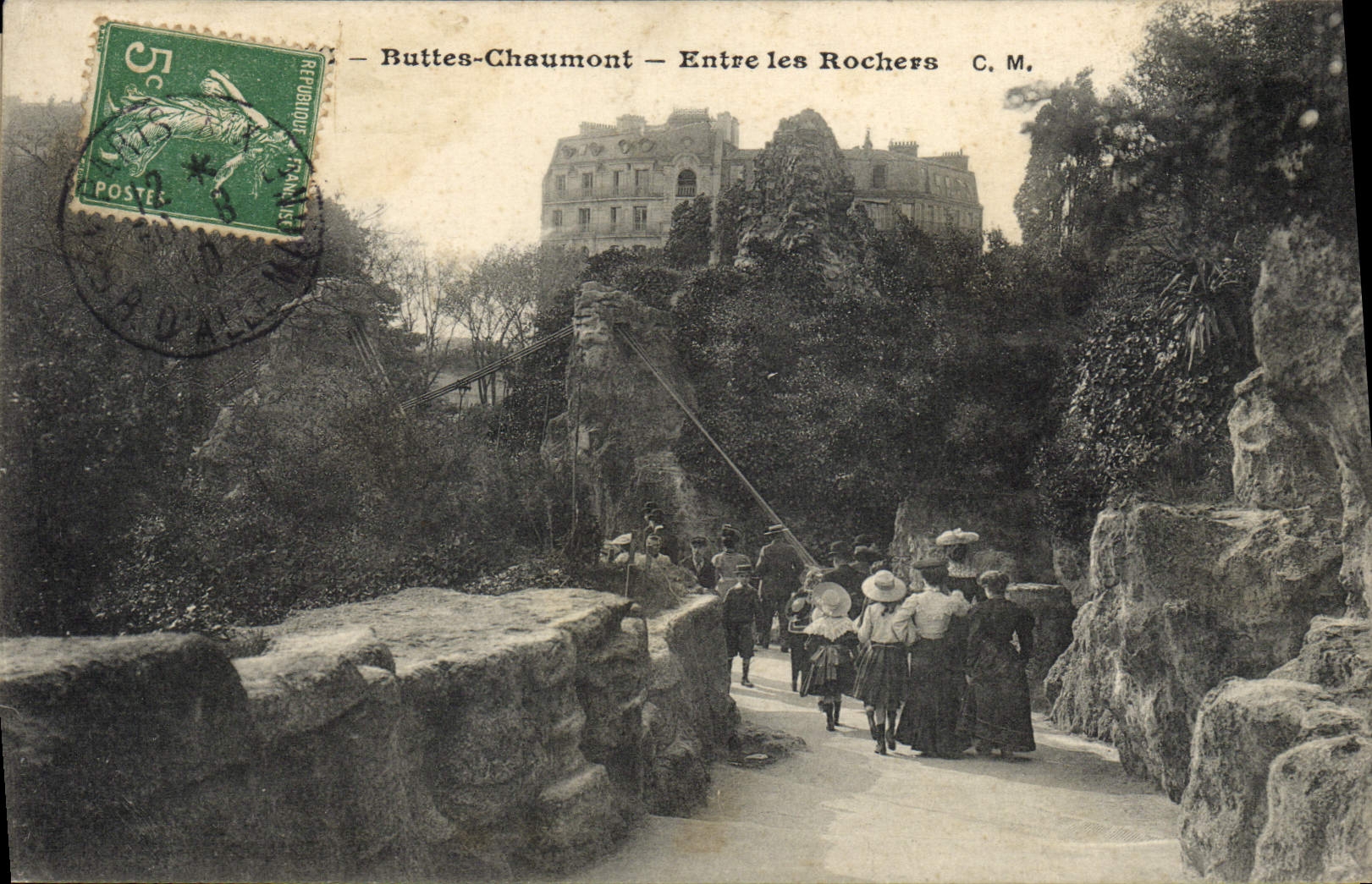 CPA Paris Buttes Chaumont Entre Les Rochers