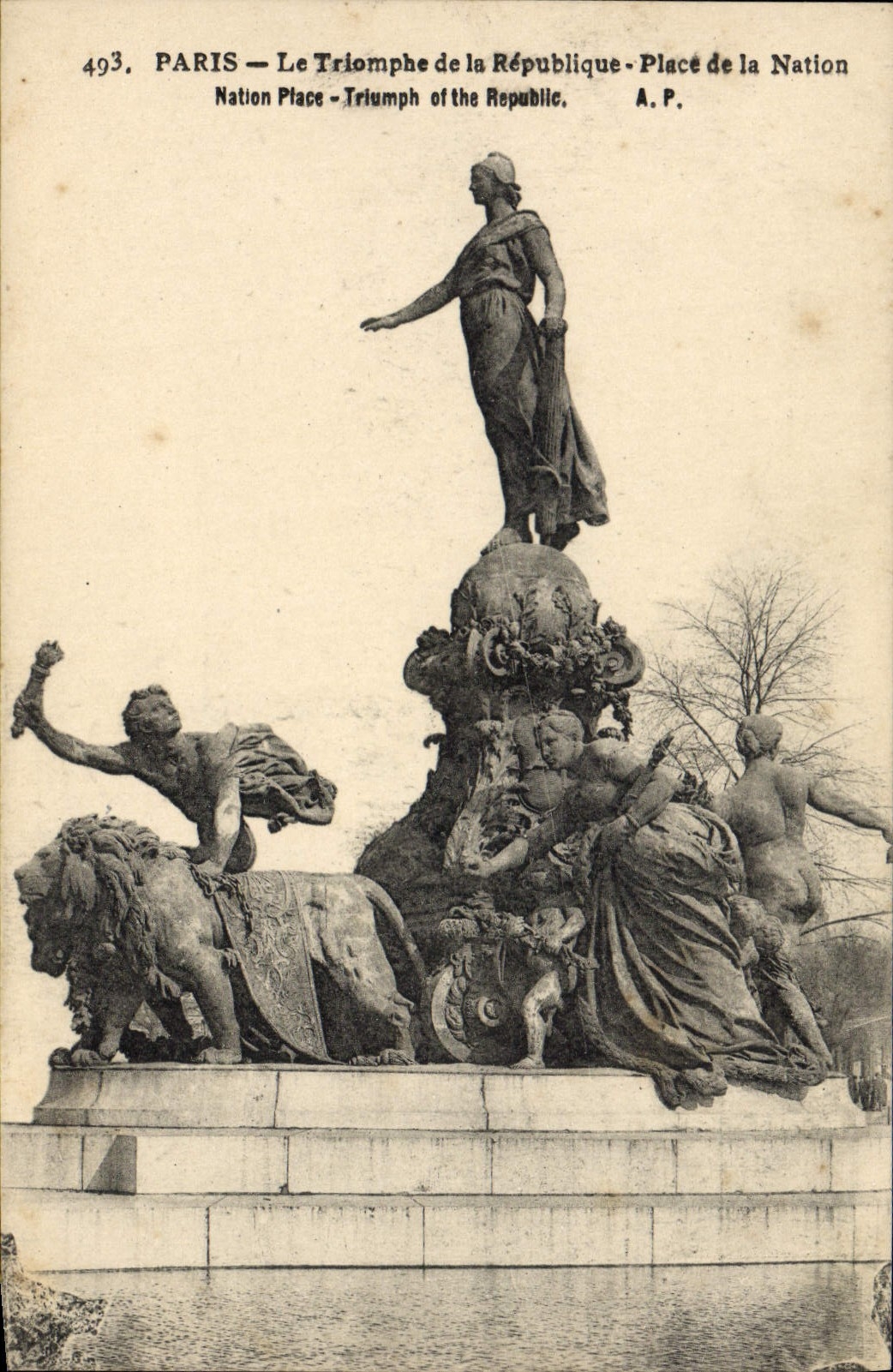CPA Paris Le Triomphe de la Republique Place de la Nation Lion