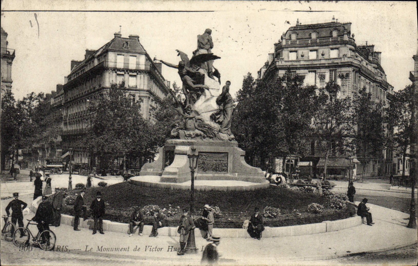 CPA Paris Le Monument de Victor Hugo