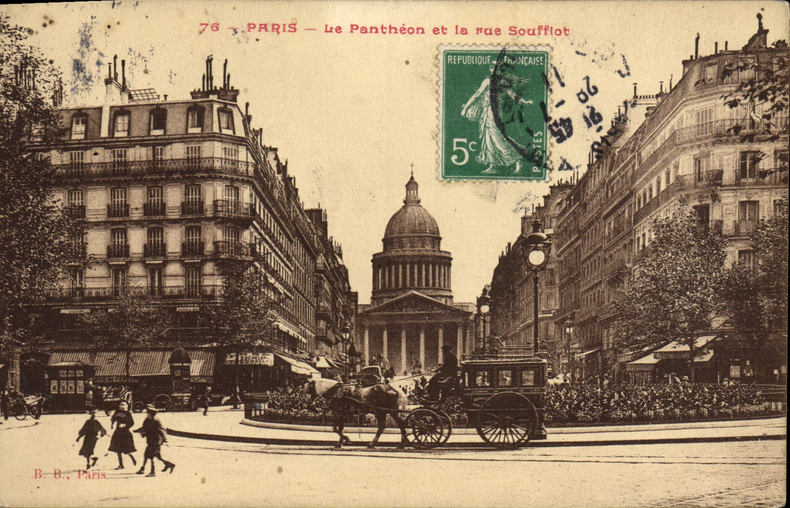 CPA Paris Le Pantheon et la Rue Souffiot Caleche Attelage Cheval