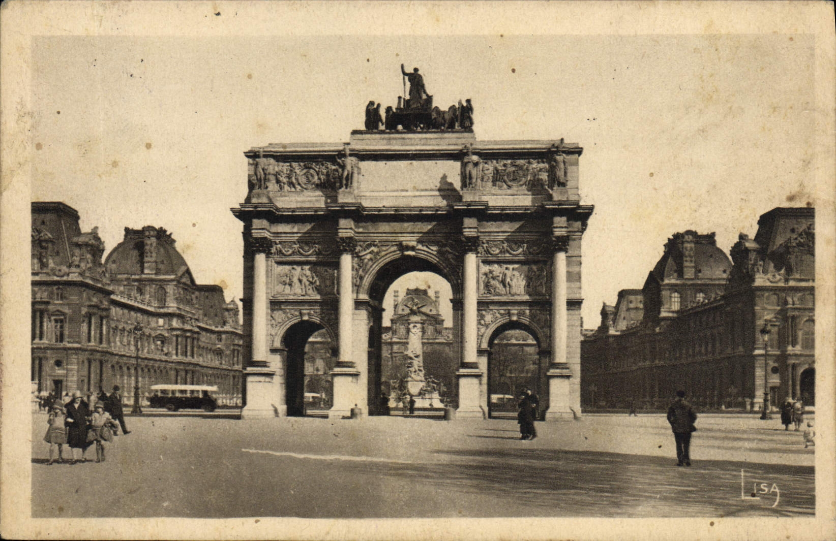 CPA Paris L'Arc de Triomphe du Carrousel et le Louvre