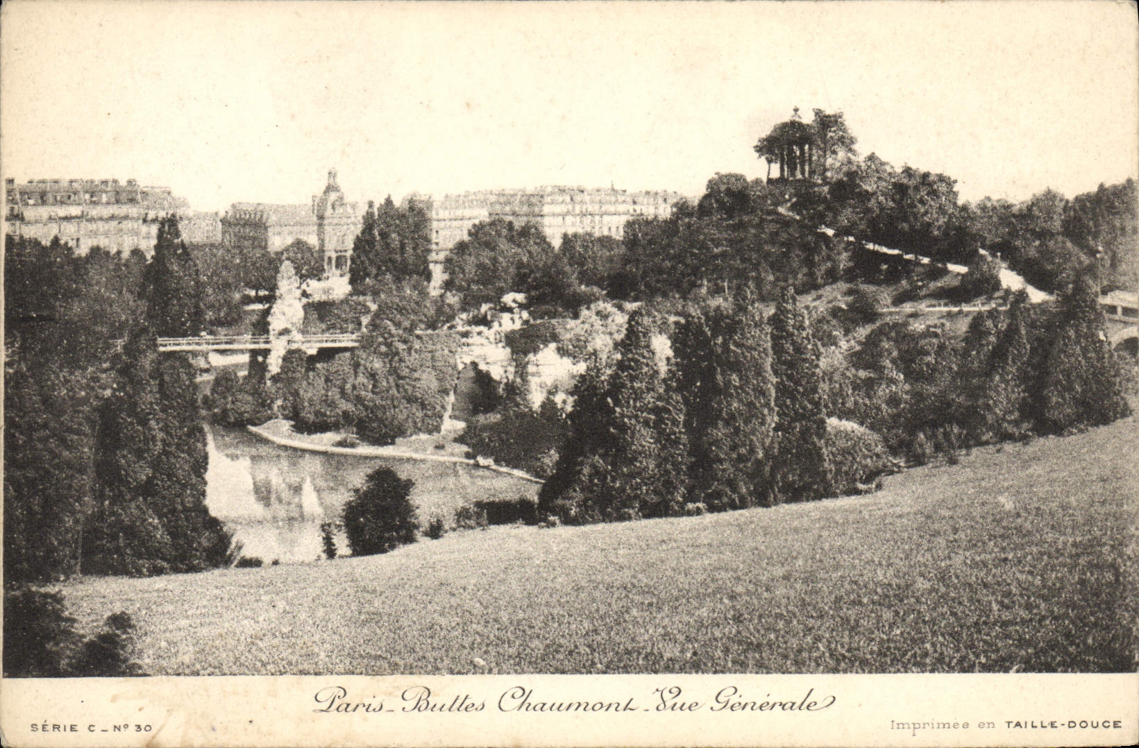 CPA Paris Buttes Chaumont Vue generale