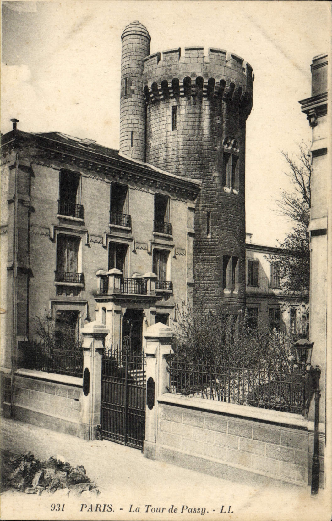 VINTAGE POSTCARD Paris the Tower of Passy