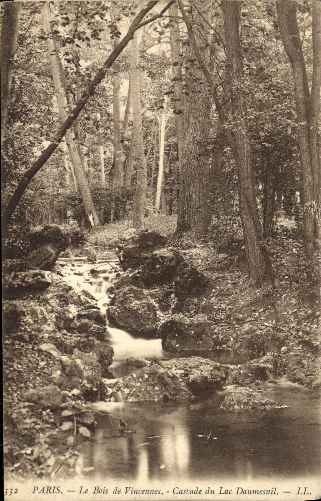 CPA Paris Le Bois de Vincennes Cascade du Lac Daumesnil