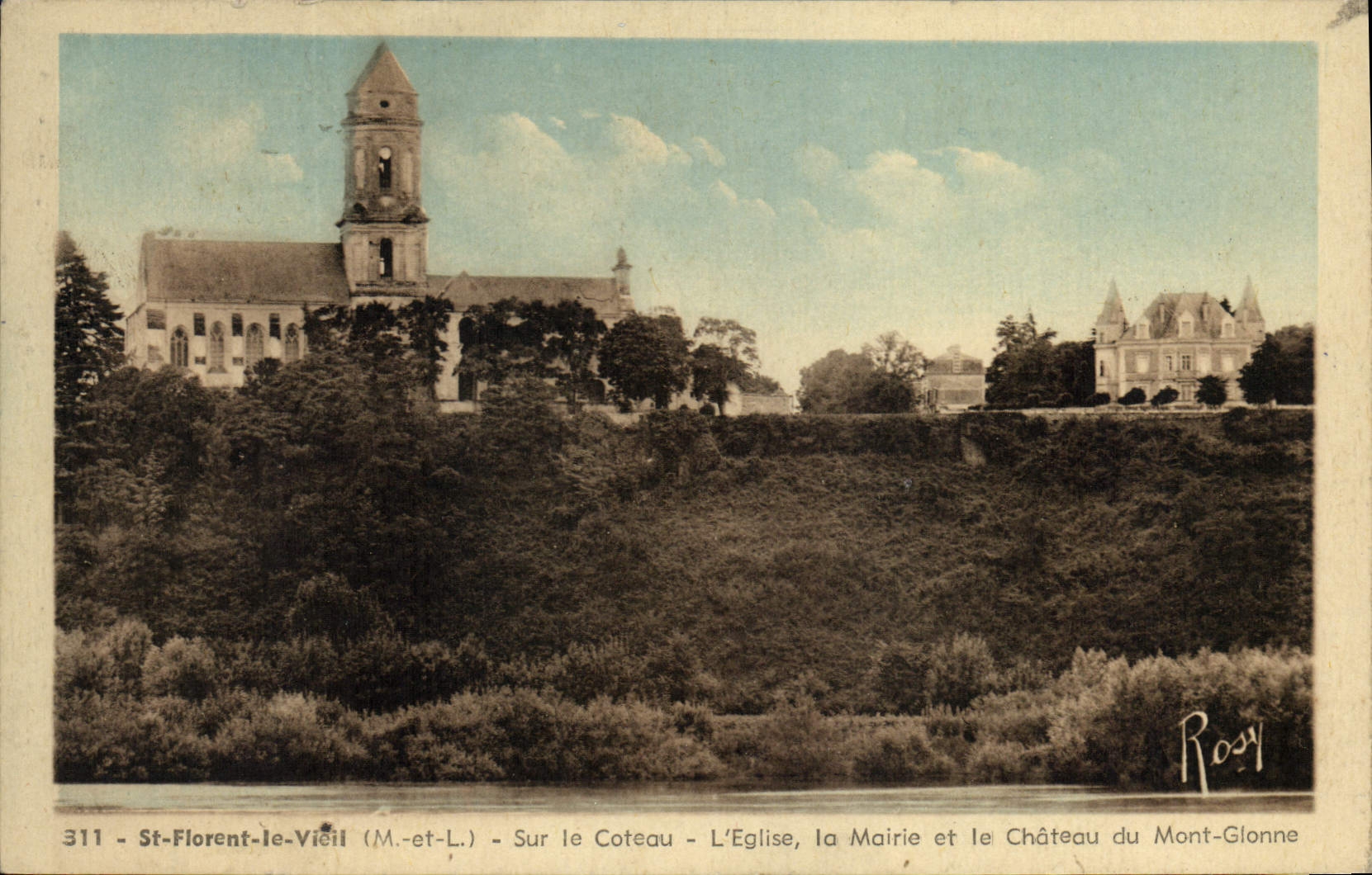 CPA St Florent le Vieil Sur le Coteau L'Eglise la Mairie et le Chateau du Mont Glonne