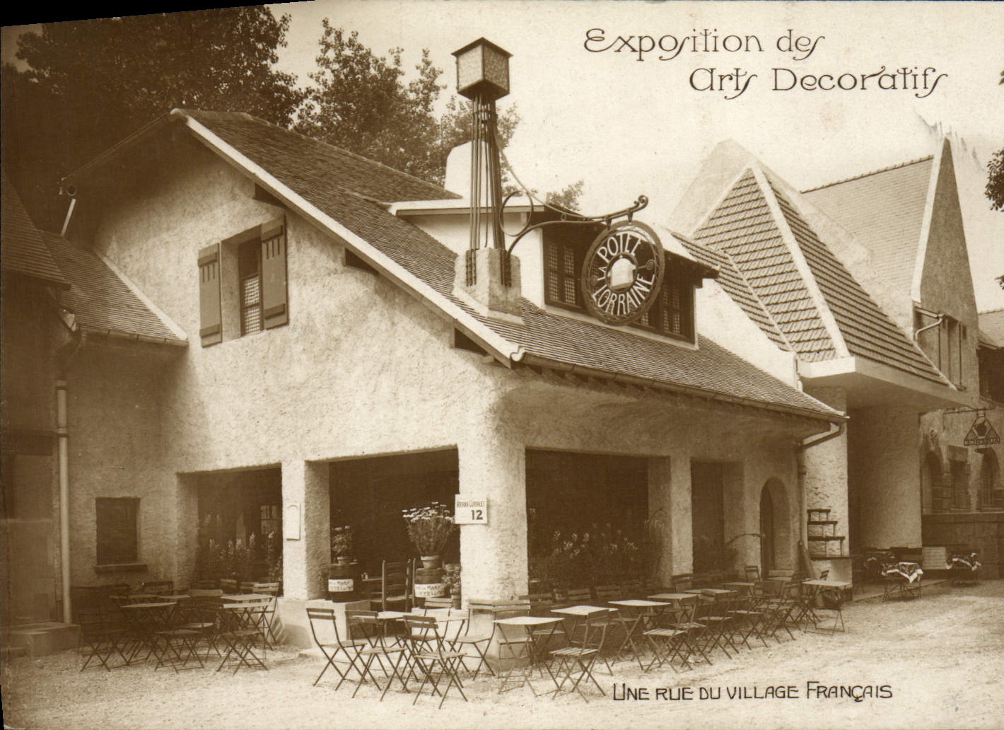 CPA Paris Exposition des Arts Decoratifs Une rue du village Francais