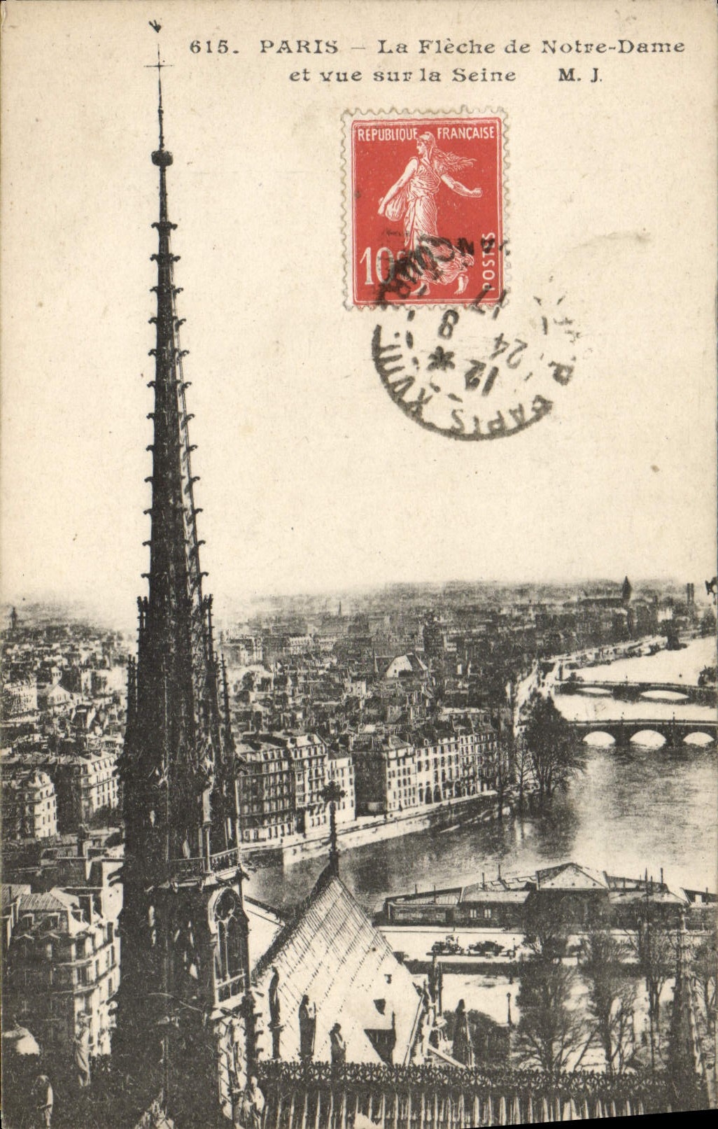 CPA Paris La Fleche de Notre Dame et Vue Sur la Seine
