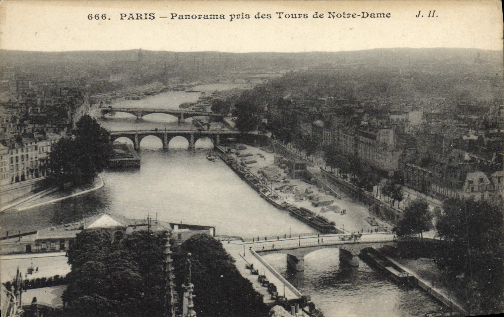 CPA Paris Panorama Pris des Tours de Notre Dame