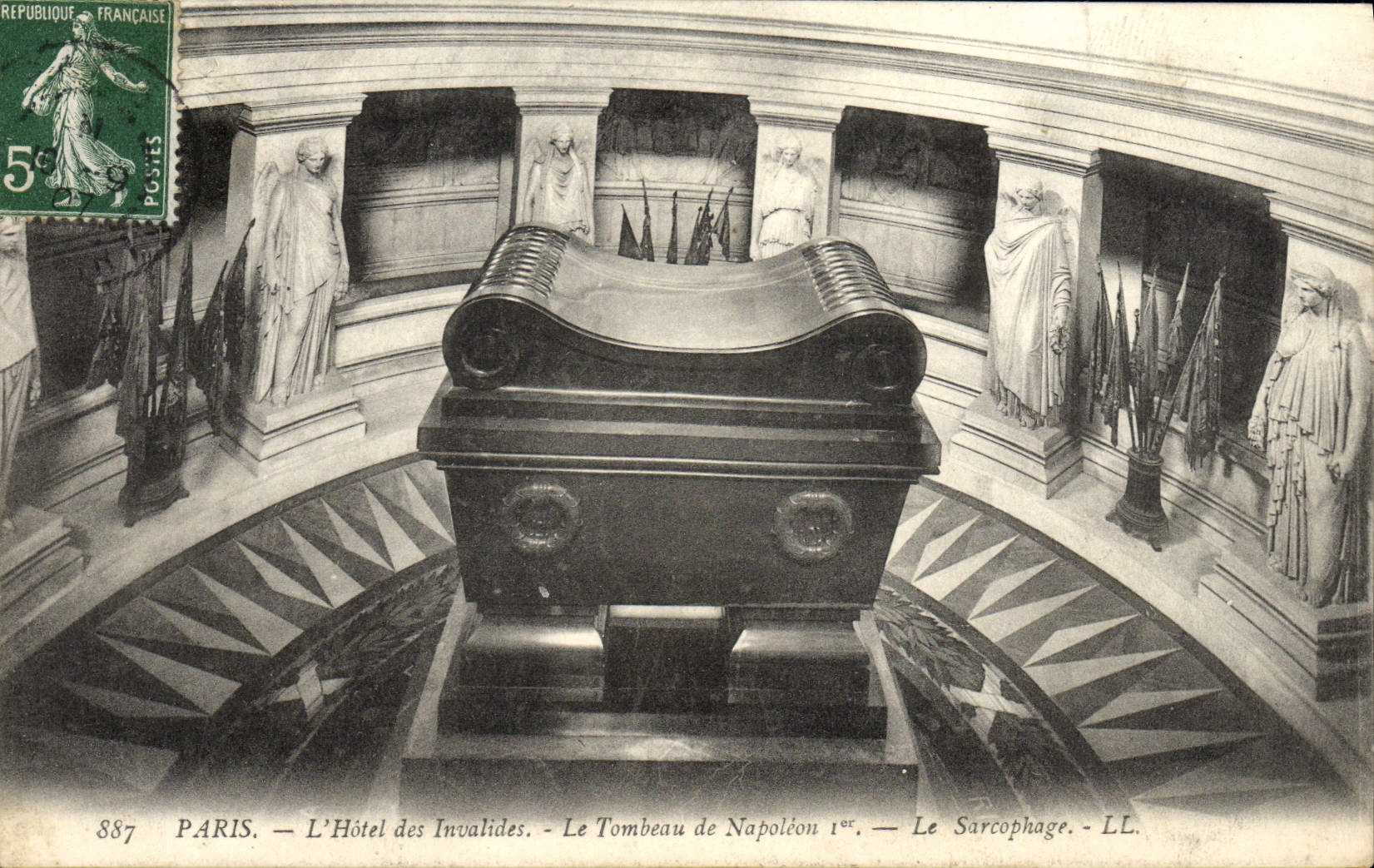 CPA Paris L'Hotel des Invalides Le Tombeau de Napoleon 1er Le sarcophage