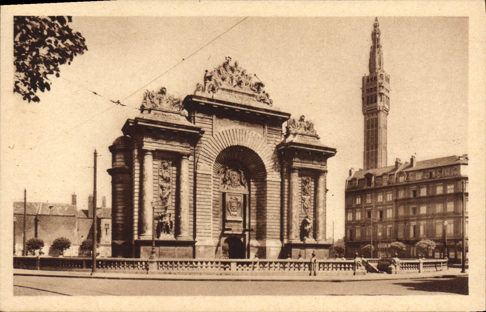 CPA Lille La porte de Paris et le beffroi