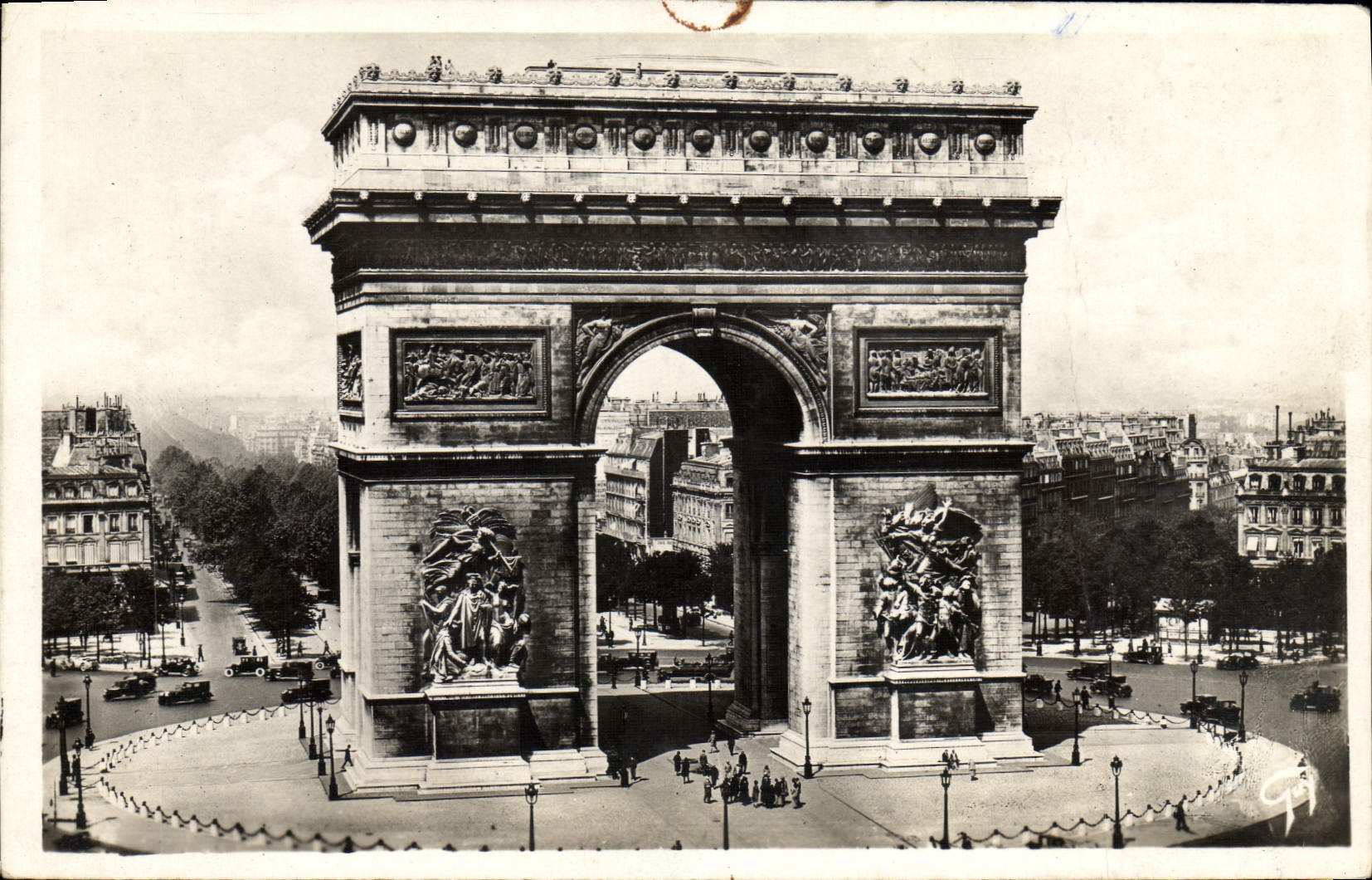 CPM Paris La Place de L'Etoile L'Arc de Triomphe