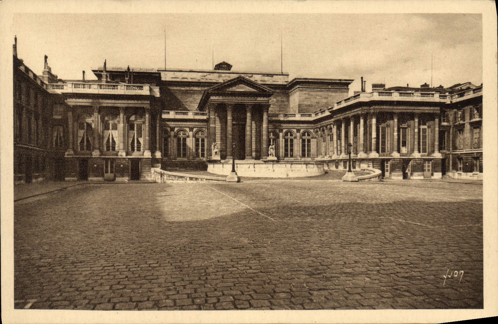VINTAGE POSTCARD House of Commons Main courtyard Paris