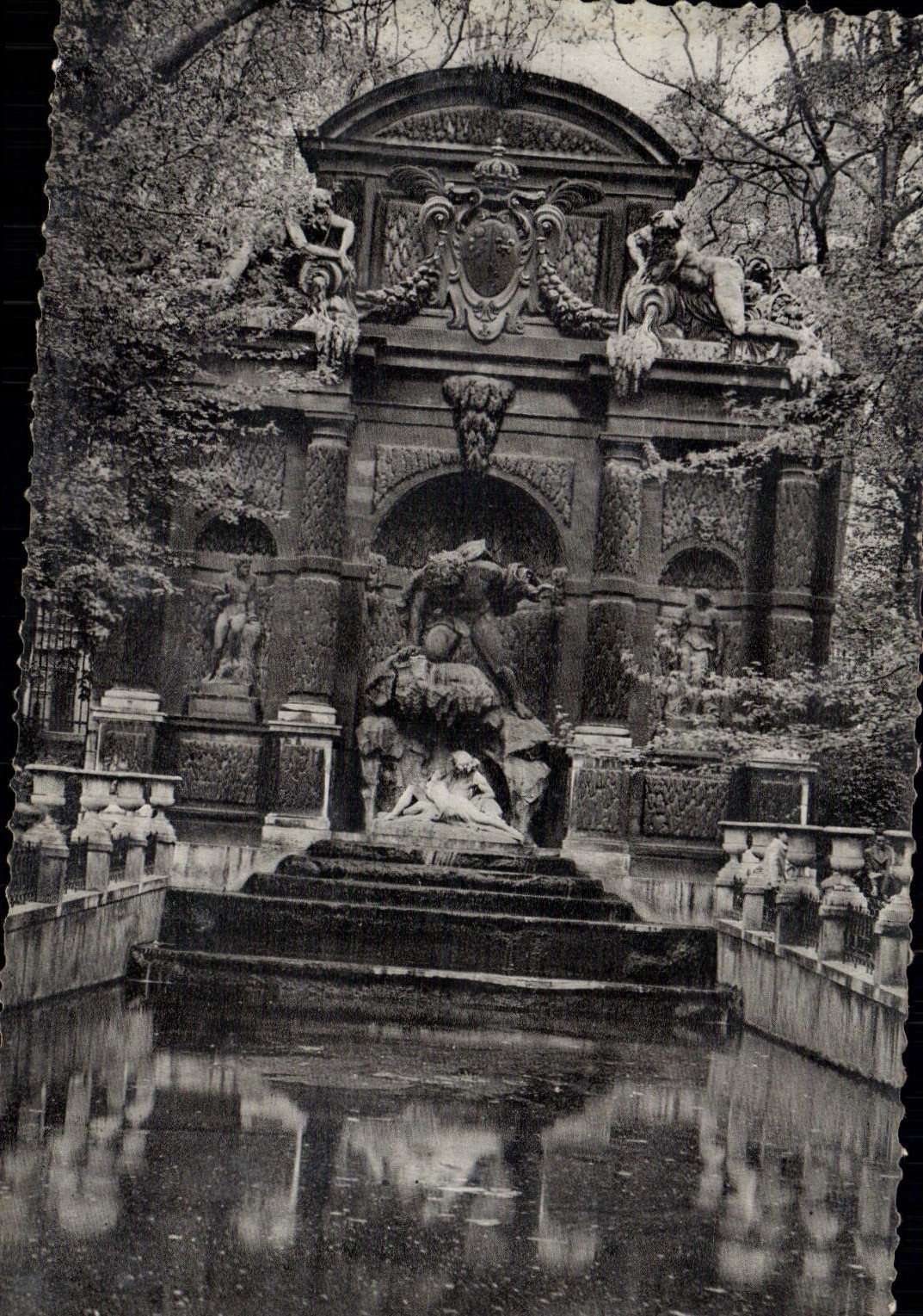 CPM Paris Le Luxembourg Fontaine de Medicis