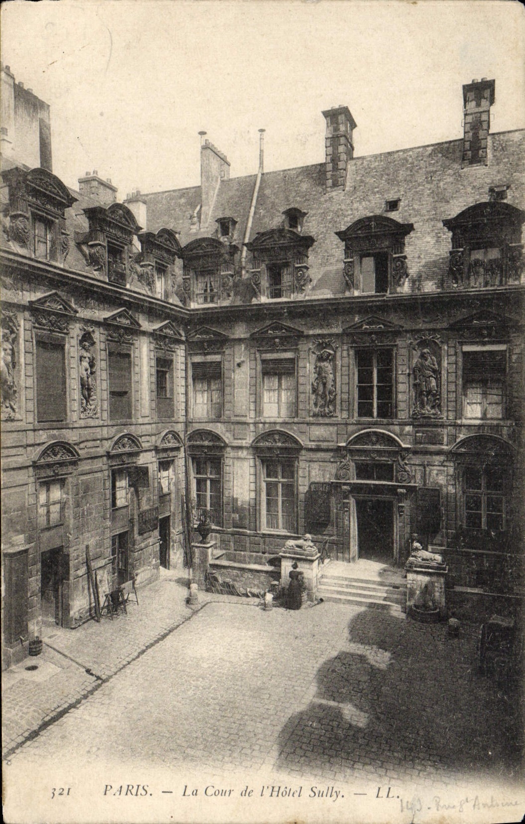 CPA Paris La Cour de l'Hotel Sully