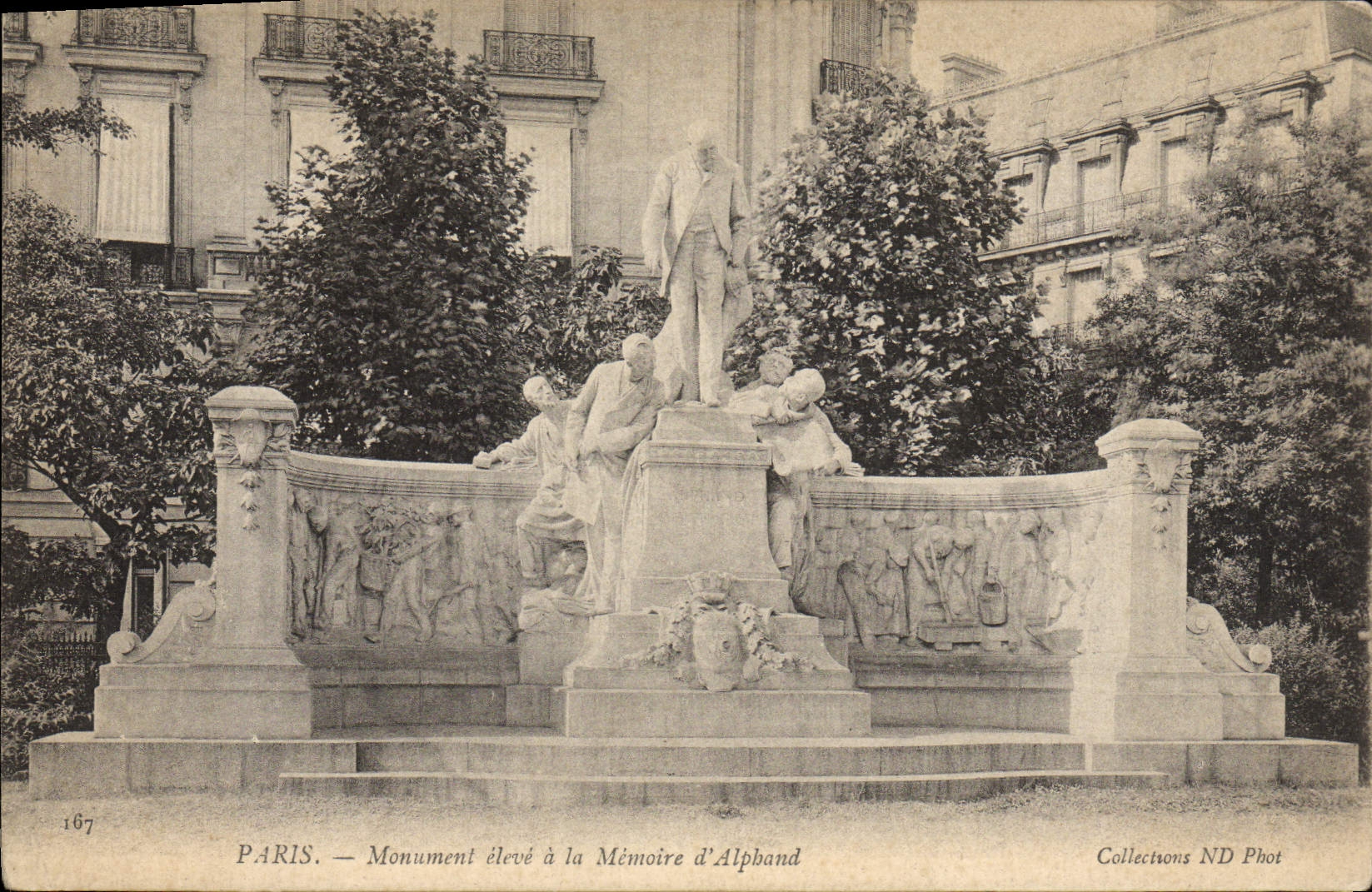 CPA Paris Monument eleve a la Memoire d'Alphand 