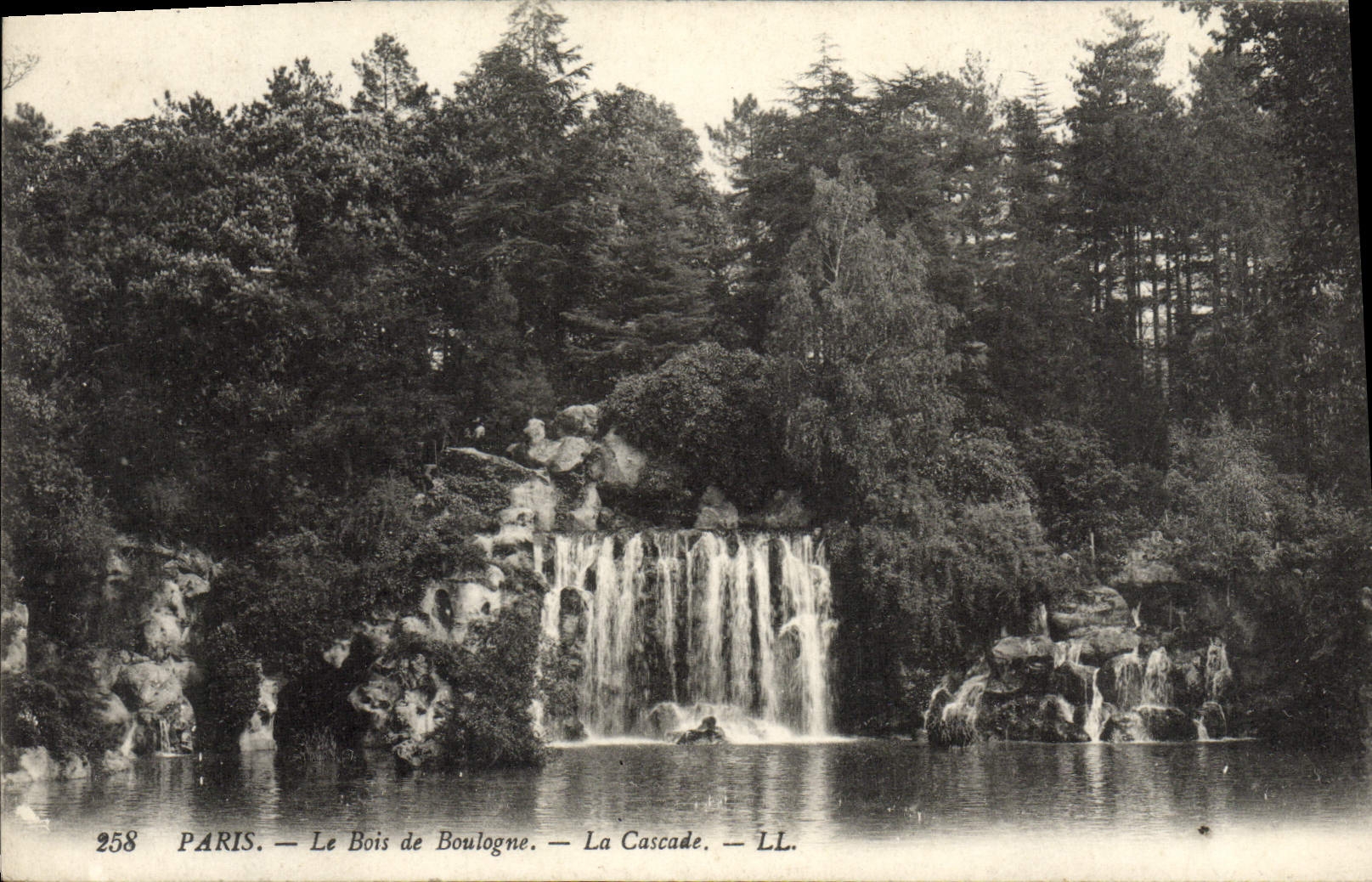CPA Paris Le Bois de Boulogne La Cascade 