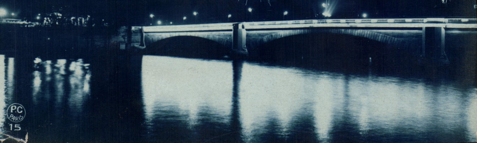 CPA Paris Exposition des Arts Decoratifs Vue de nuit Tour Eiffel
