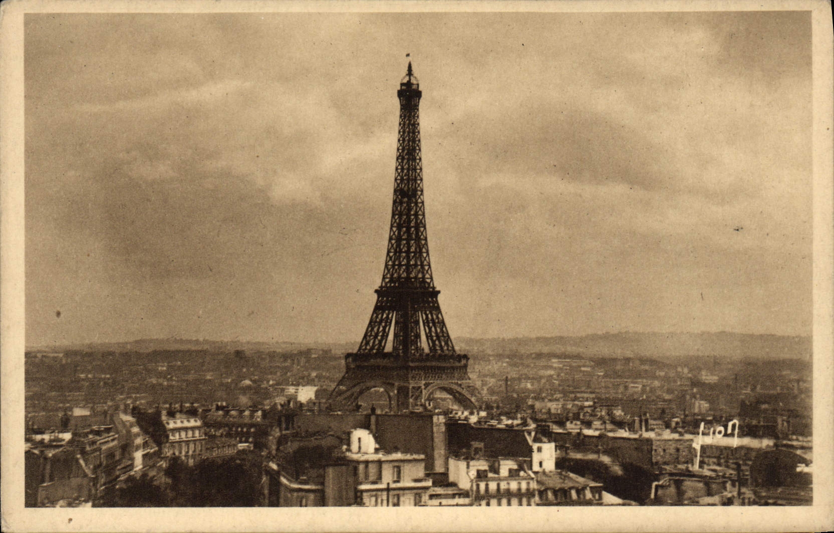 CPA Paris En Flanant La Tour Eiffel