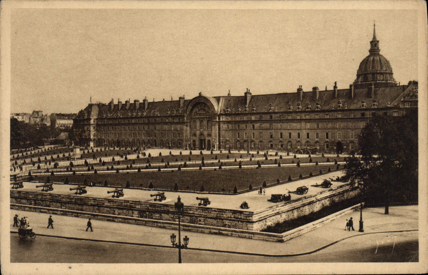 CPA Paris en Flanant L'Hotel des Invalides vu de l'Esplanade 