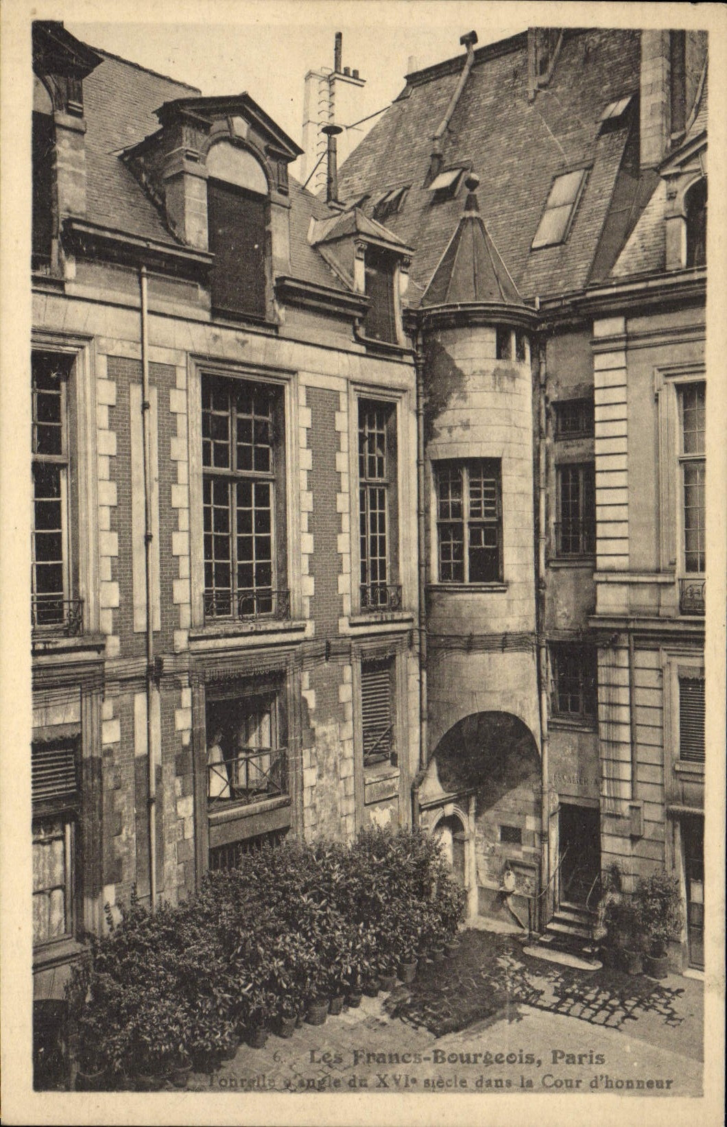 CPA Les Francs Bourgeois Paris Tourelle d'angle dans la cour d'honneur