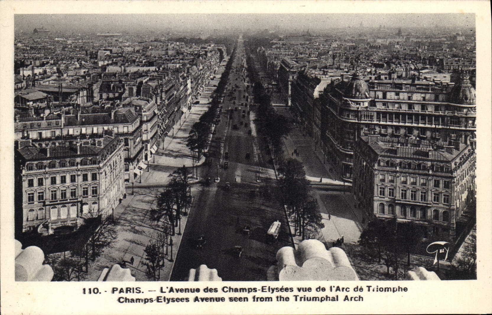 CPA Paris L'Avenue Des Champs Elysees Vue De I'Arc De Triomphe