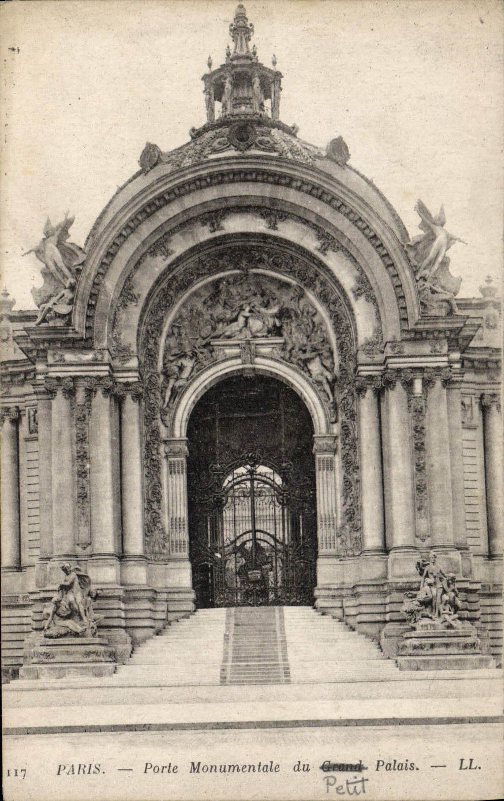 VINTAGE POSTCARD Paris Carries monumental of the large palace