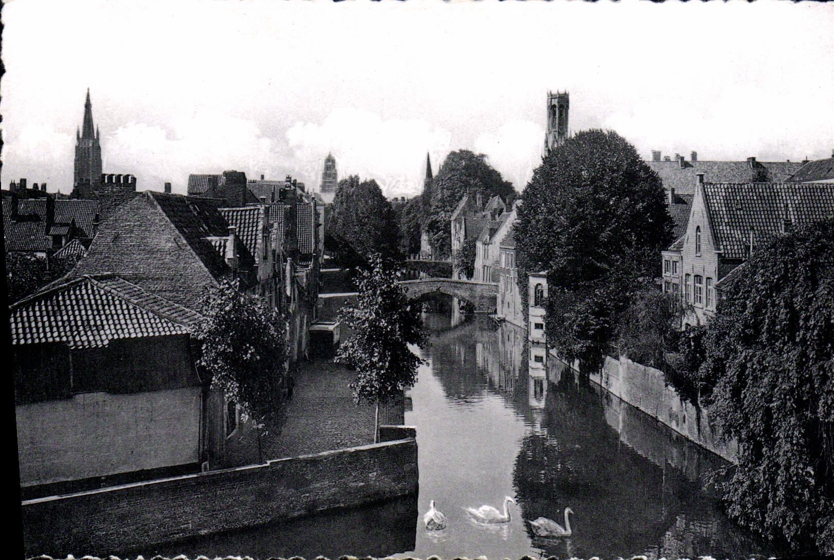 POSTAL MODERNA Brujas Quay verde