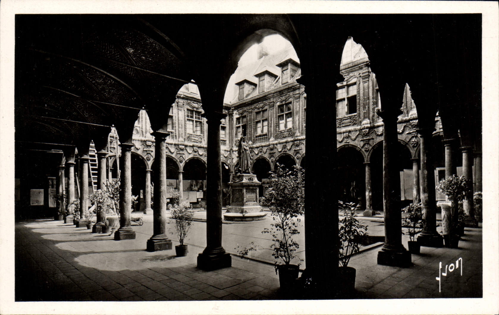 CPM Lille Cour De I'Ancienne Bourse