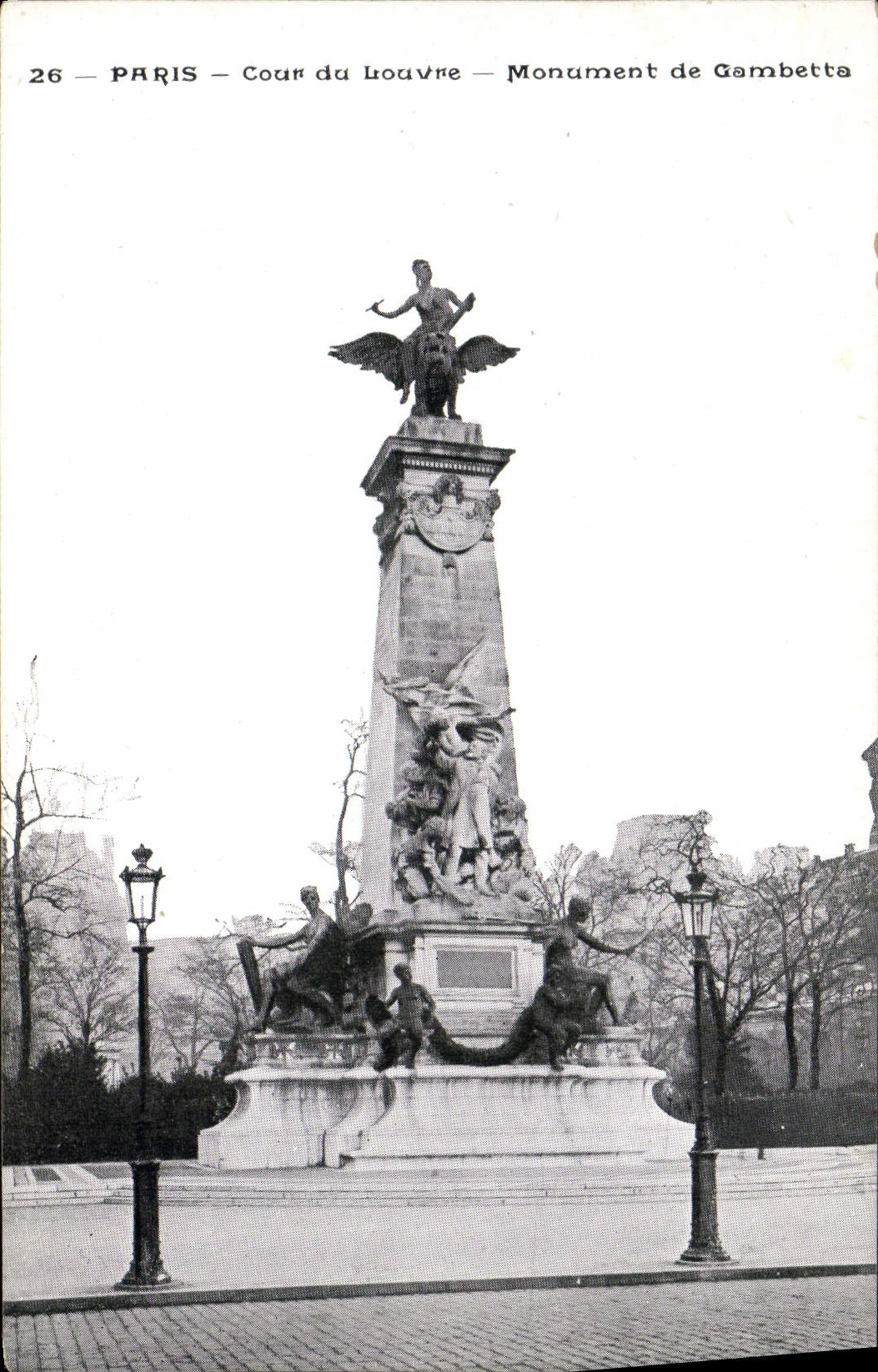 CPA Paris Cour Du Louvre Monument De Gembetta