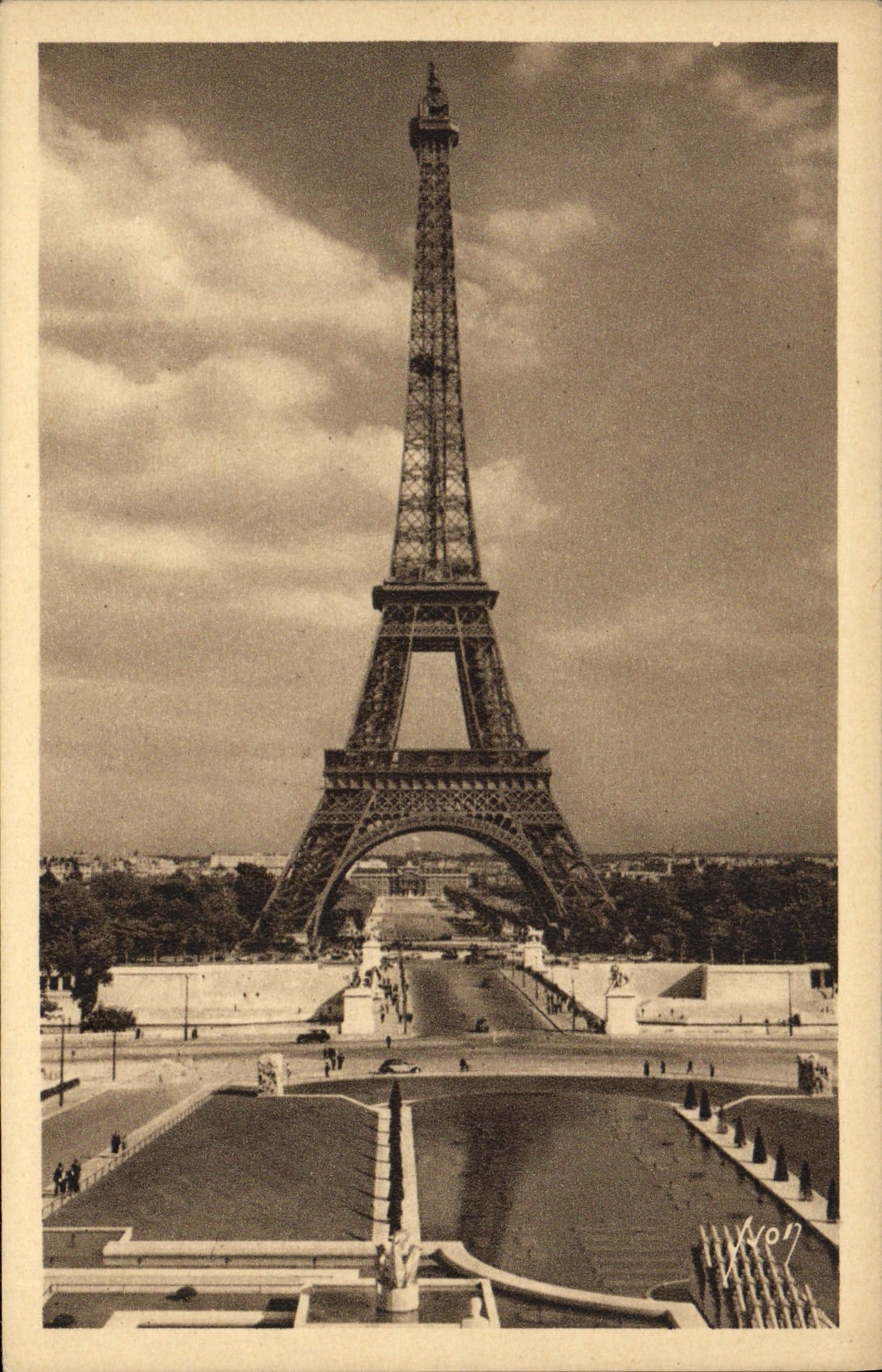 CPA Paris En Flanant La Tour Eiffel