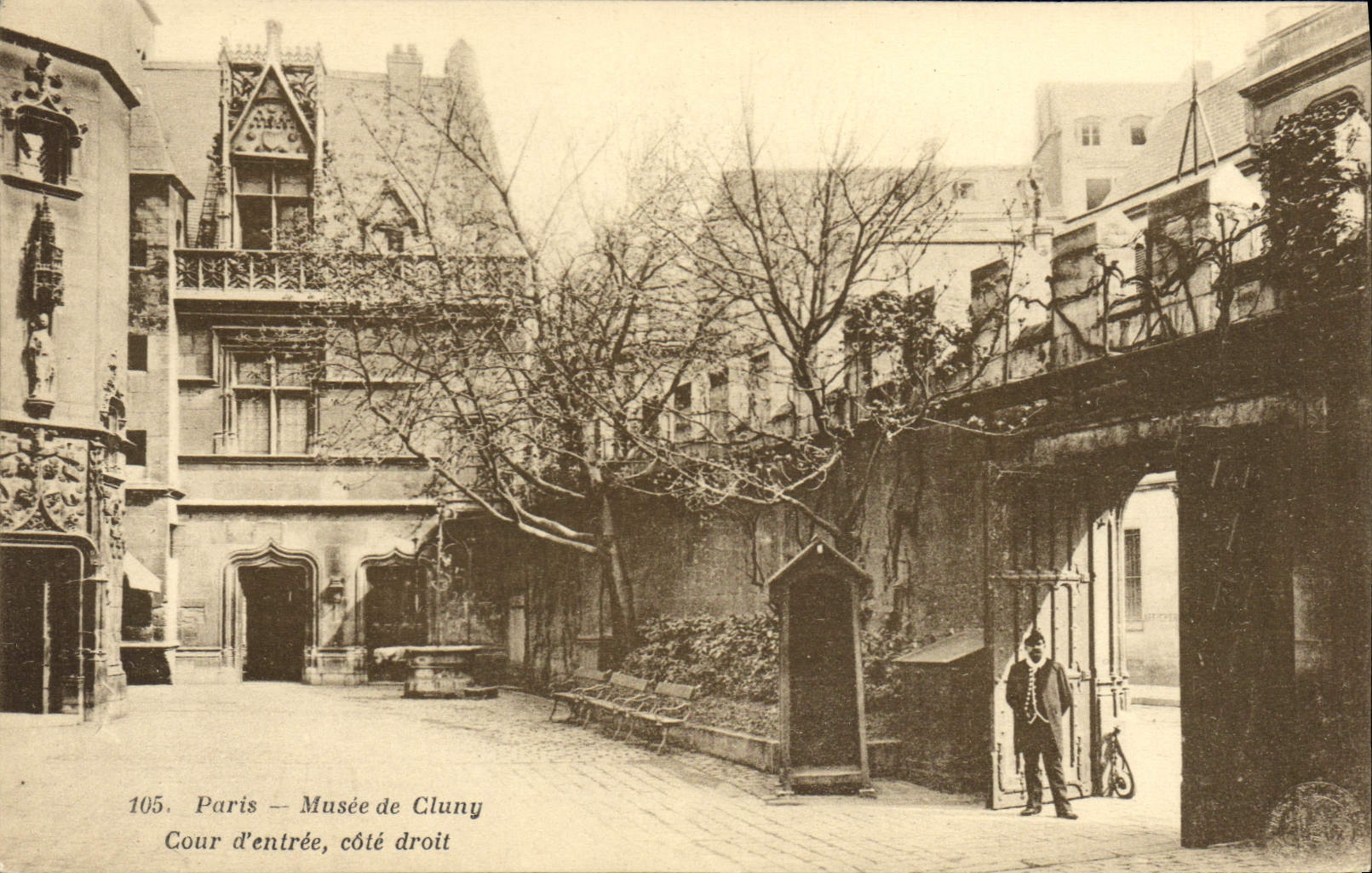 CPA Paris Musee De Cluny Cour D'entree Cote droit