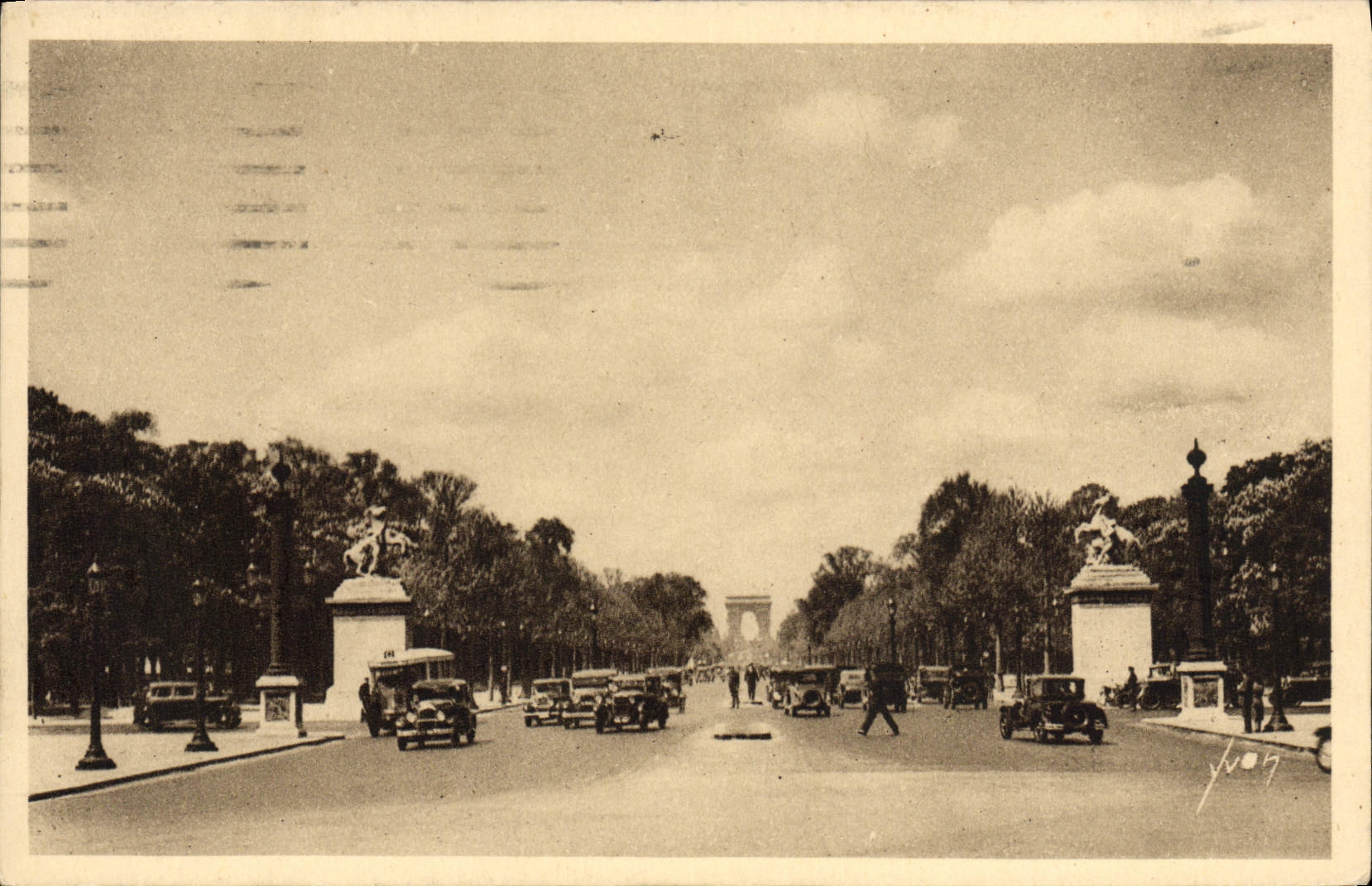 CPA Paris L'Avenue Des Champs Elysees