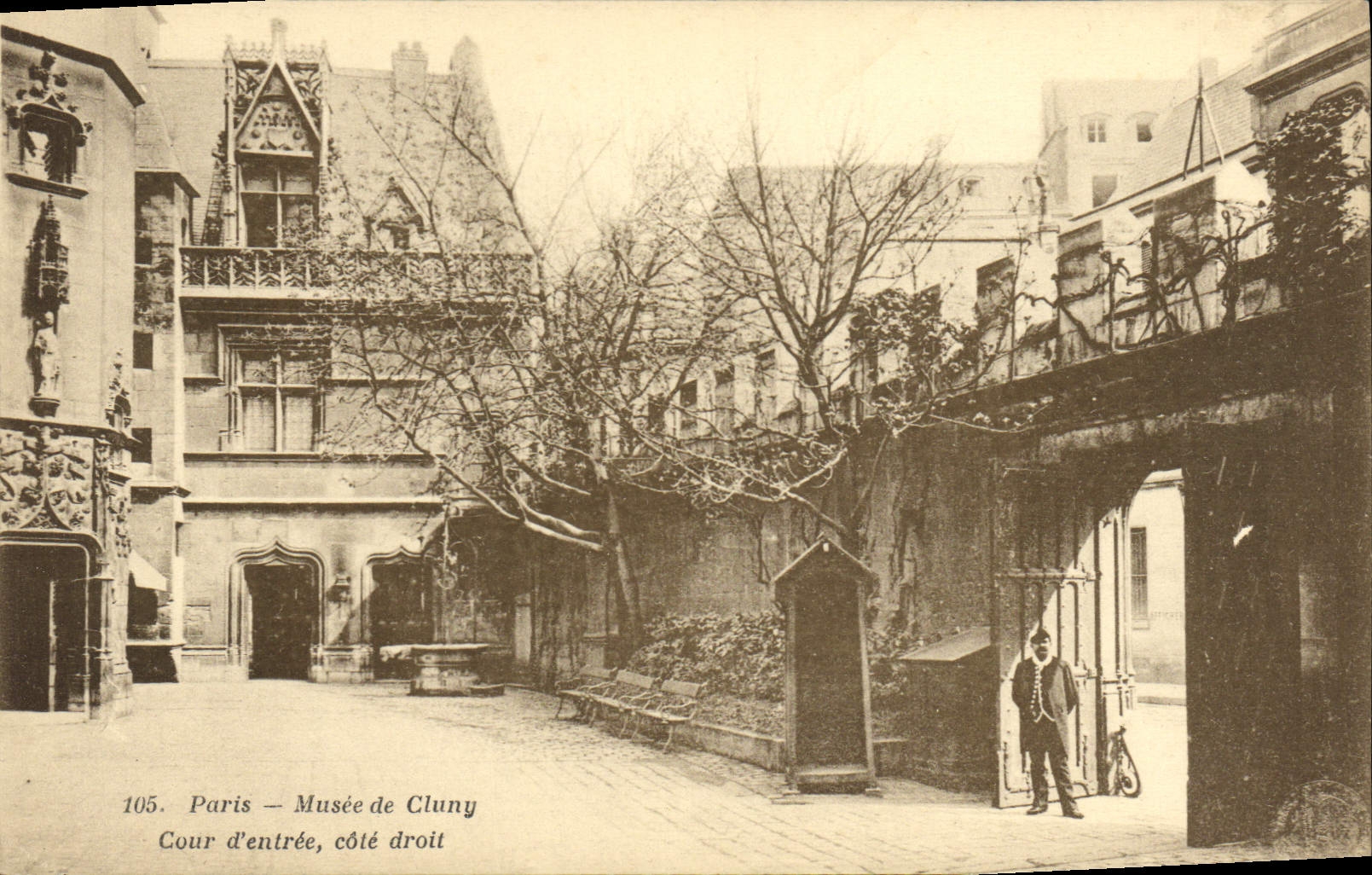 CPA Paris Musee De Cluny Cour D'entree cote droit 