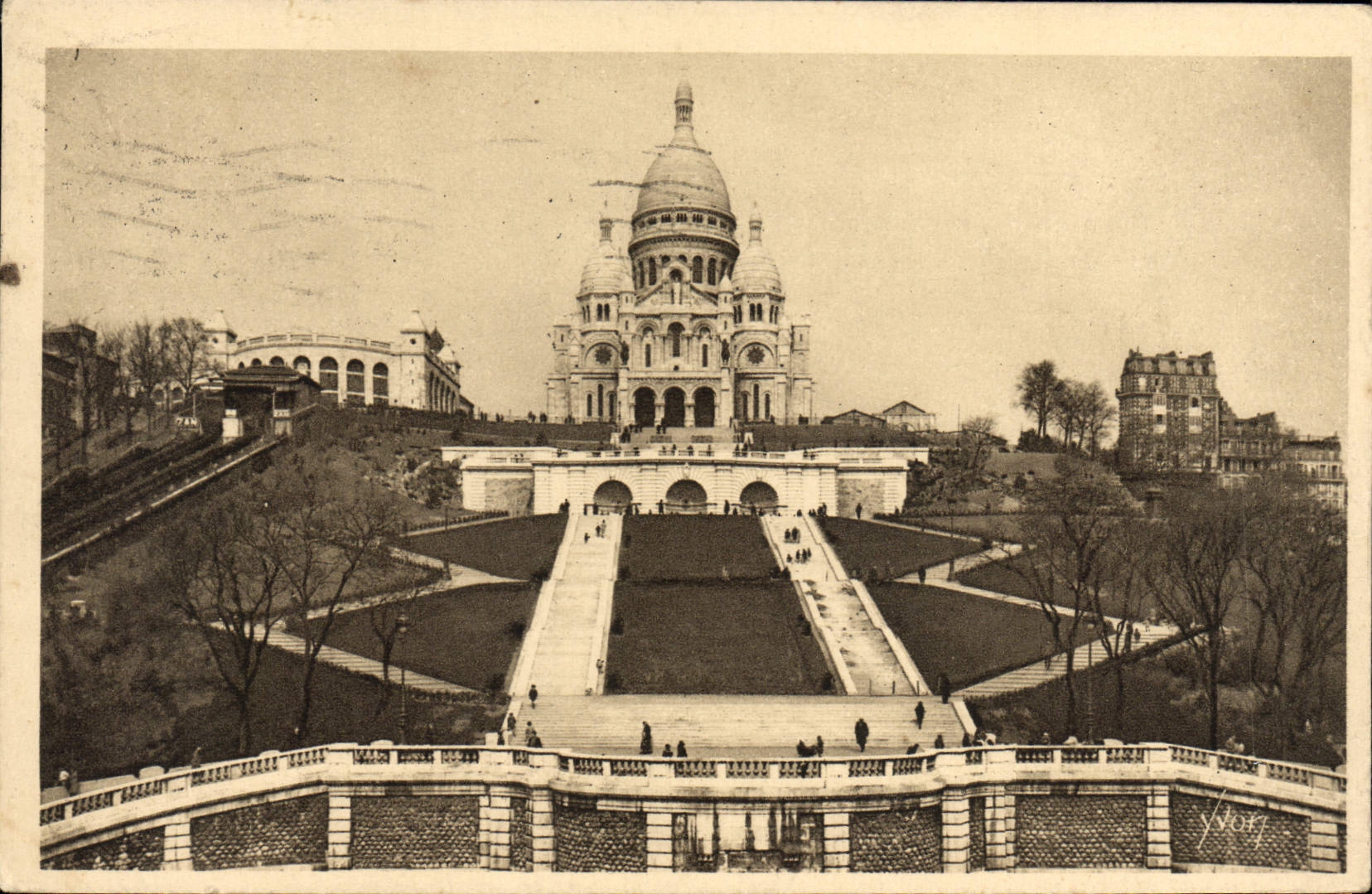 CPA Paris Vue Generale Du Sacre Coeur De Montmartre et l'escalier monumental