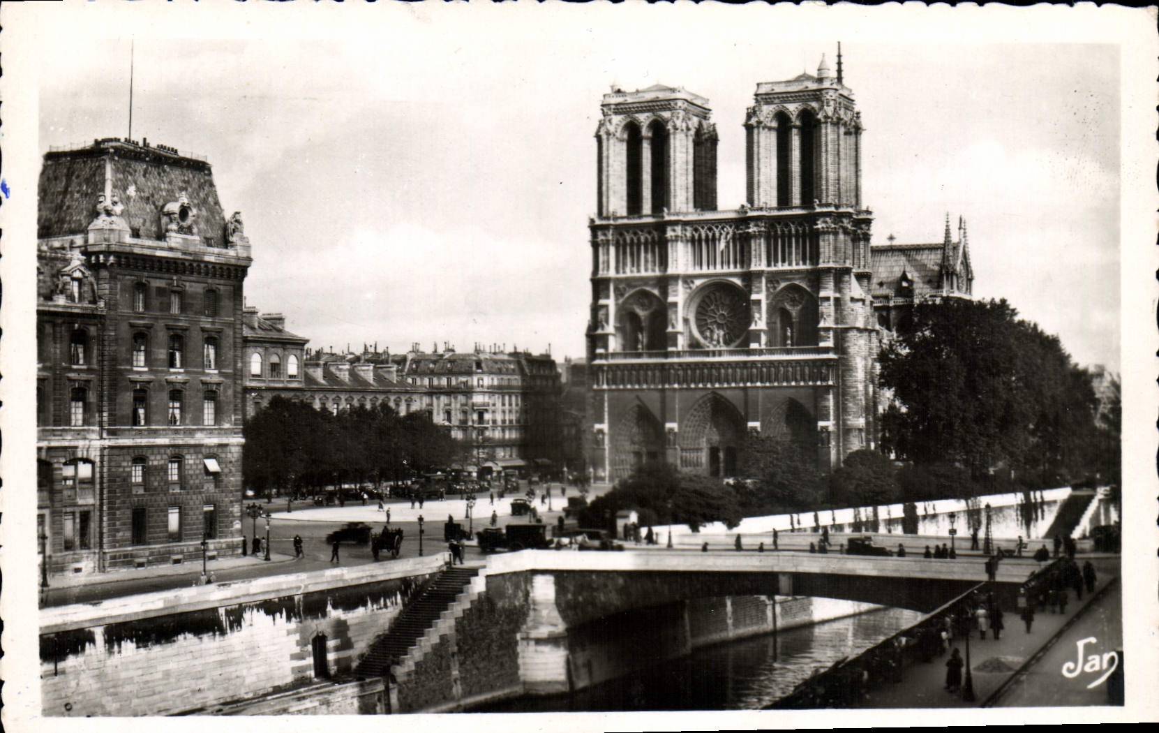 MODERN CARD Paris Notre Dame and the Small arm of the Seine to the twin bridge