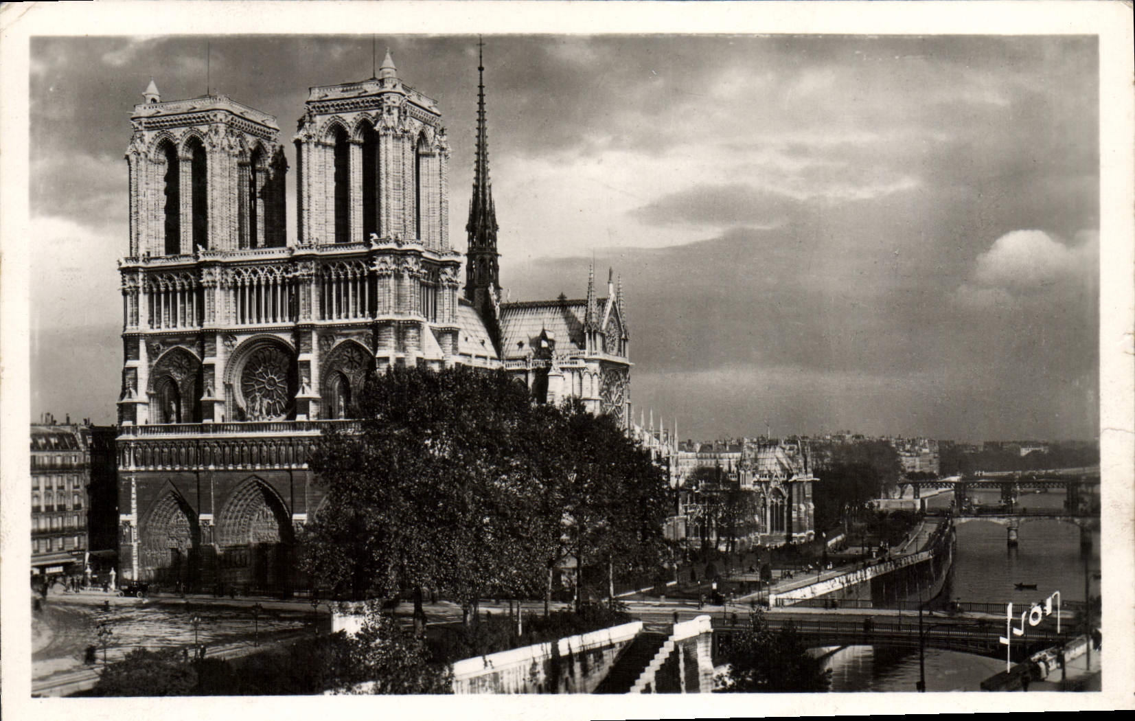 MODERN CARD Paris While Strolling Notre Dame de Paris View