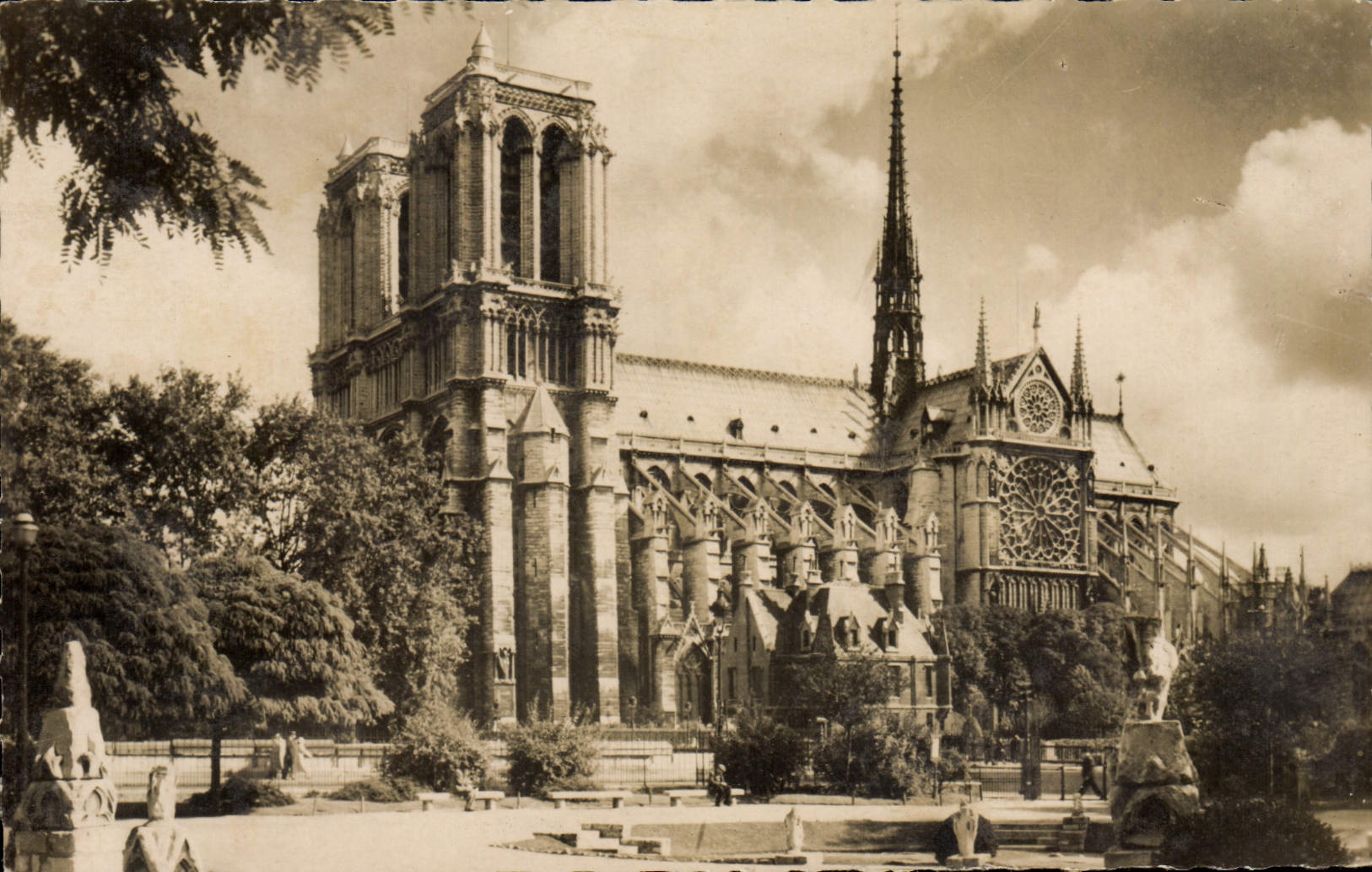 CPM Paris Vue Generale De Notre Dame