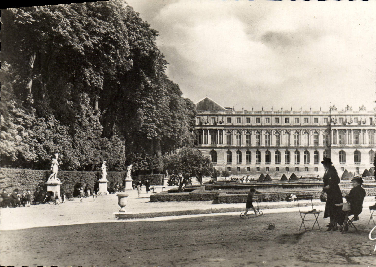 CPM Paris Et Ses Merveilles Les Parterres Du Nord Et Le Chateau