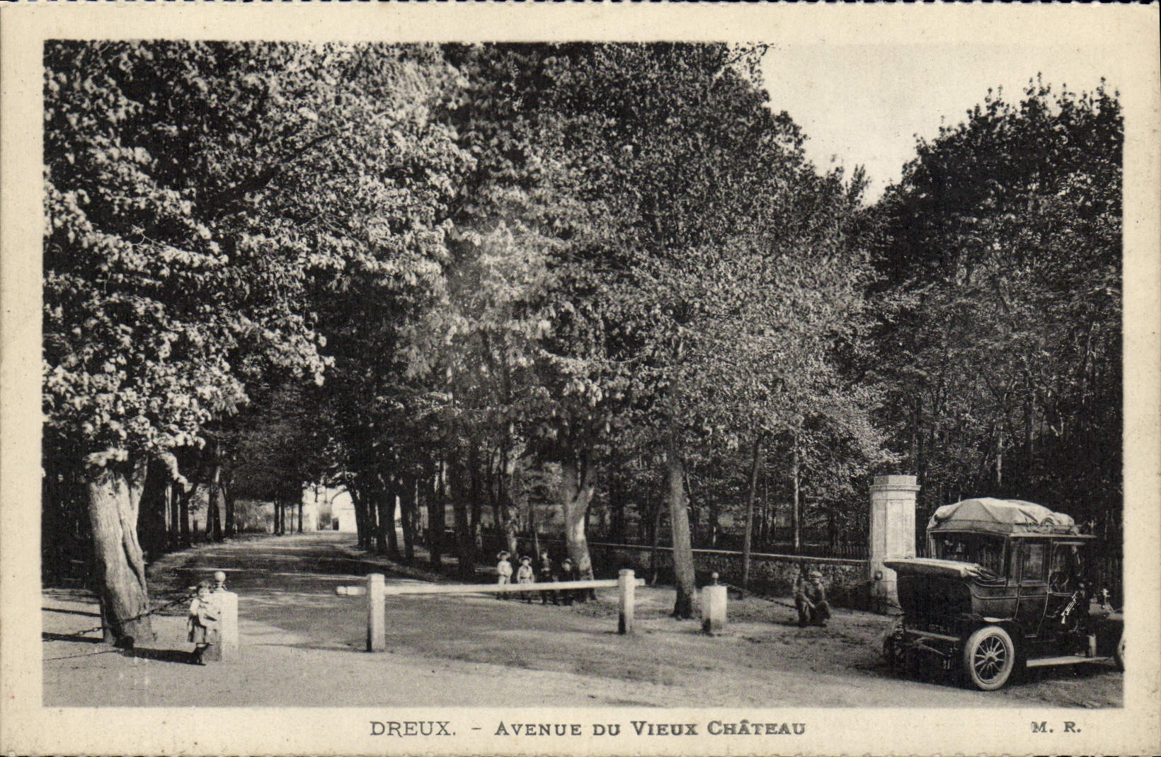 CPA Dreux Avenue Du Vieux Chateau Automobile