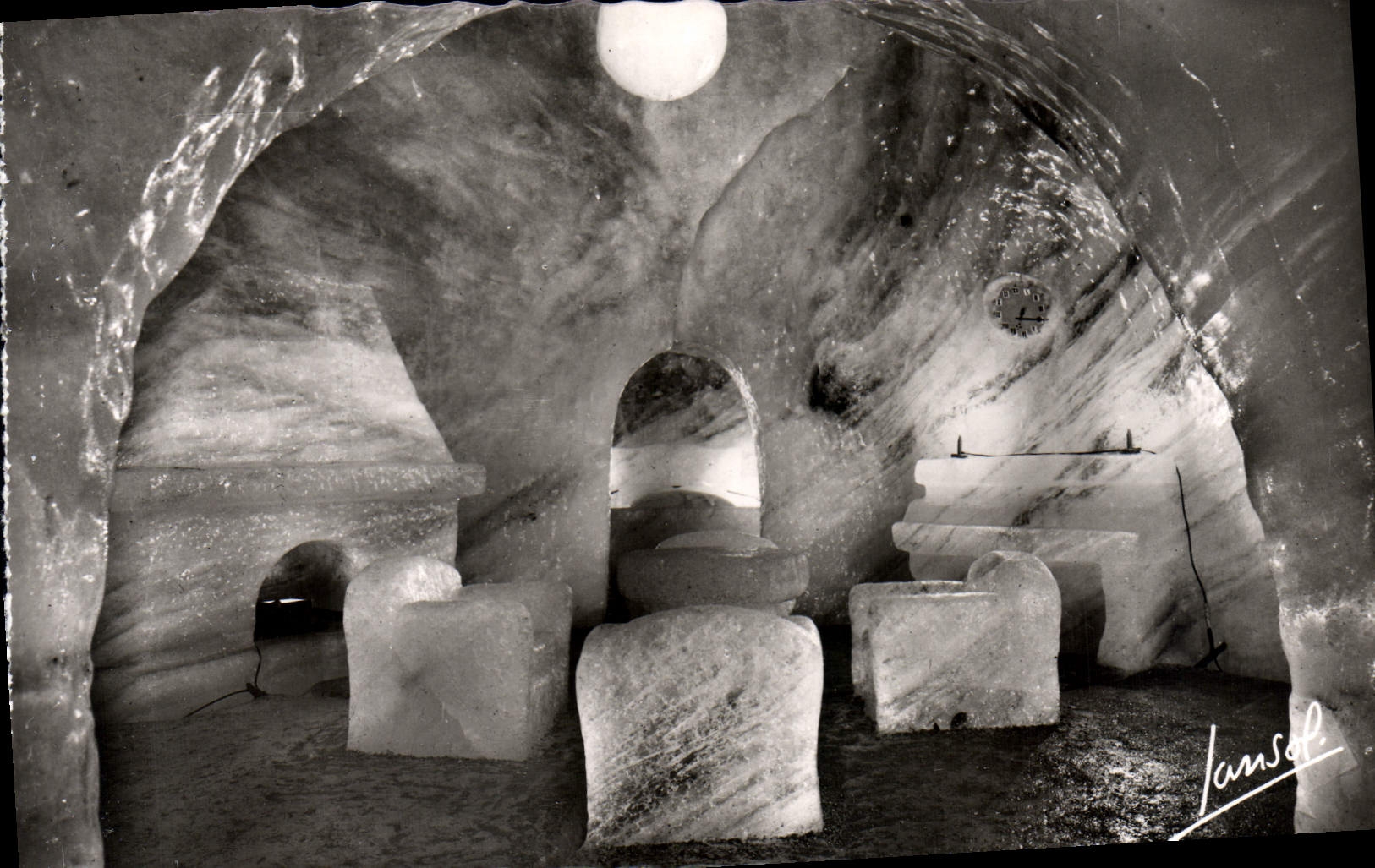 CPM Chamonix Le Montenvers Ait La Grotte De La Mer De Glace Le living room