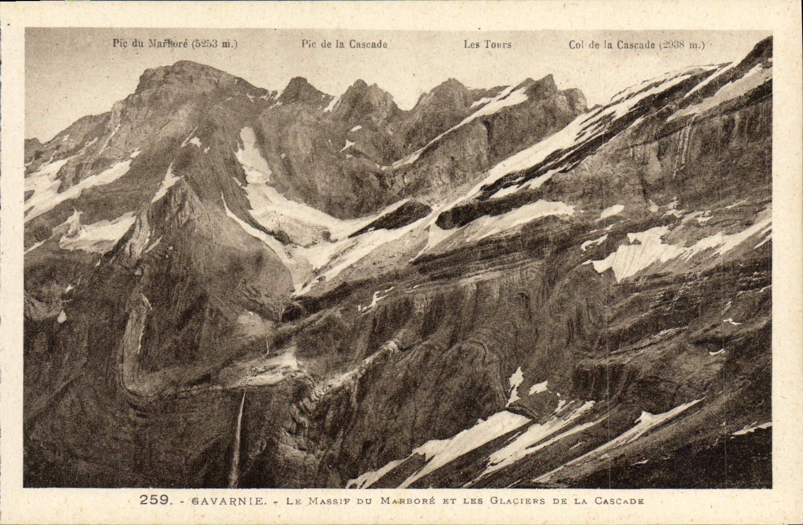 CPA Gavarnie Le Masaif Du Marbore Et Les Glaciers de la cascade