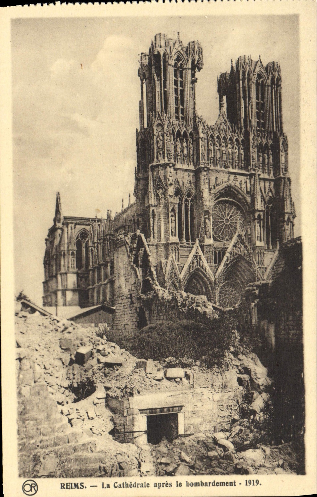 CPA Reims La Cathedrale Apres Le Bombardement Militaria