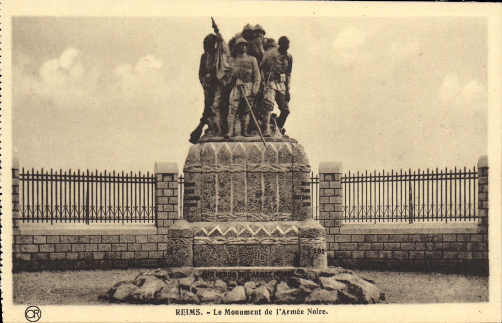 CPA Reims Le Monument De I'Armee Noire Militaria