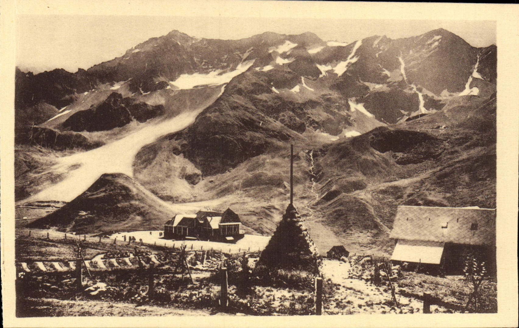 CPA Dauphine Col Du Lautaret Le Chalet PLM et le Combeynot 