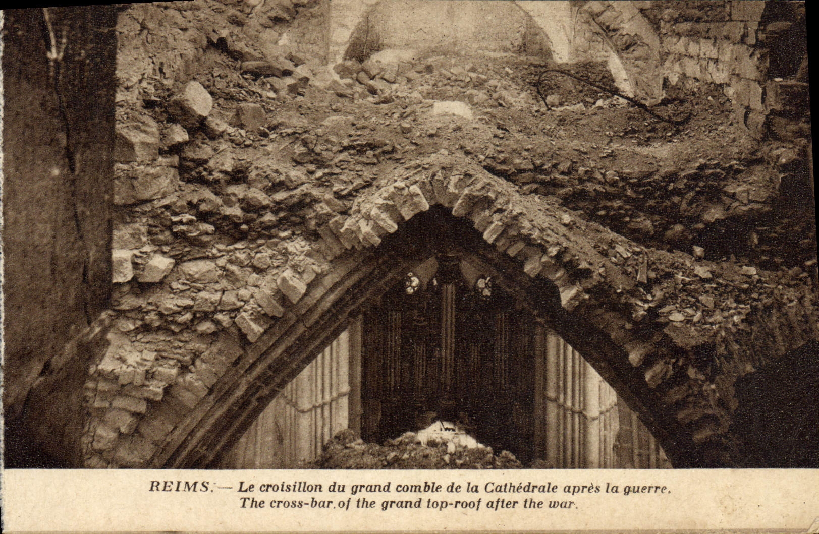CPA Reims Le Croisillon Du Grand Comble et la cathedrale apres la guerre
