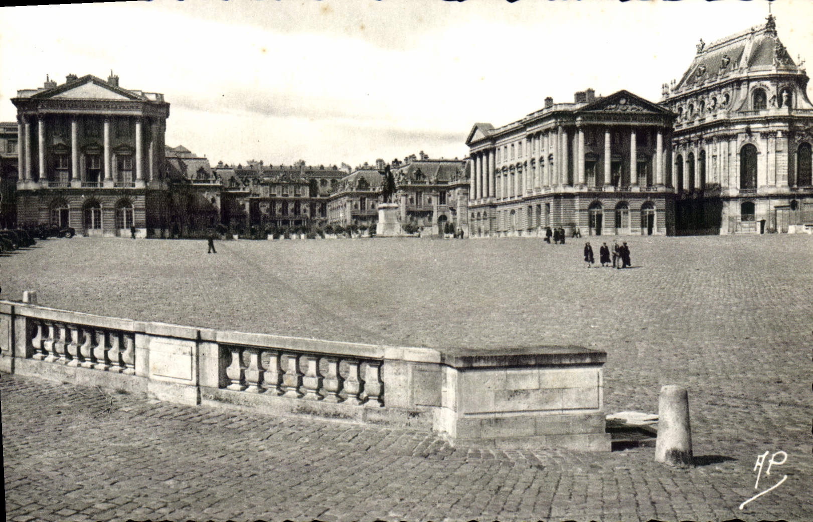 CPA Versailles la cour d'honneur