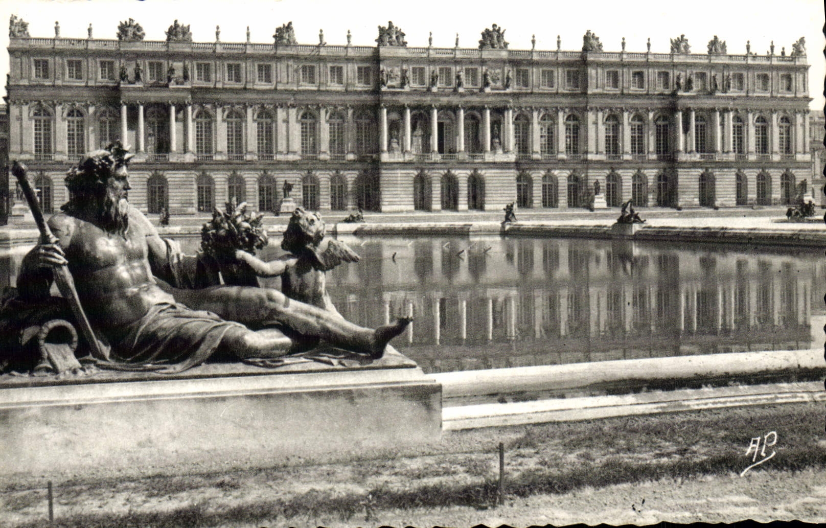 VINTAGE POSTCARD Versailles the water palate and floor