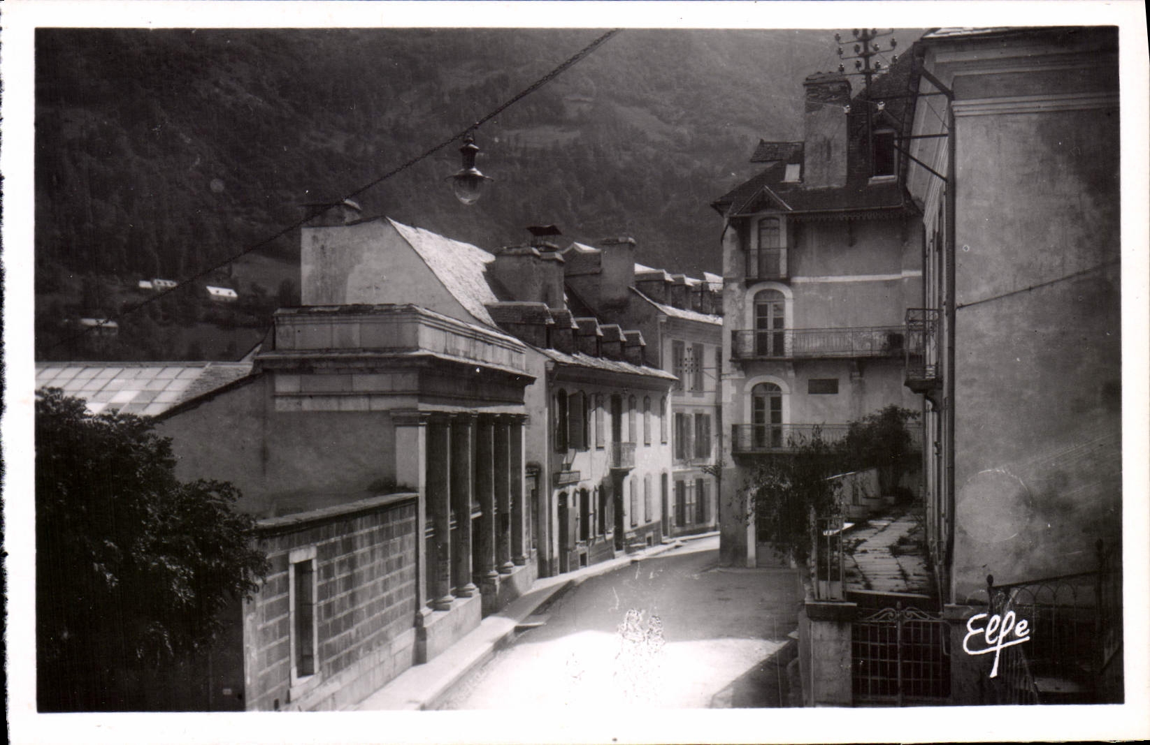 CPA Saint Sauveur Rue principale et l'etablissement thermal